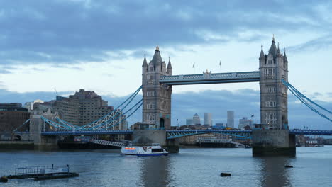 Winter-day,-Thames-sightseeing-ship-under-the-Tower-Bridge,-London,-tripod
