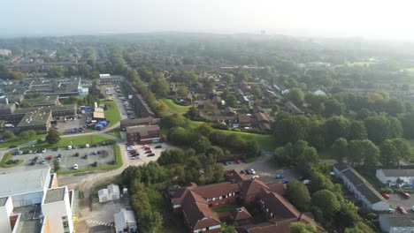 Städtische-Luftaufnahme-über-Britischen-Wohnsiedlungsstraßen-Und-Park-Bei-Sonnenaufgang