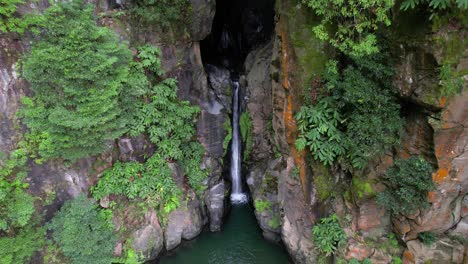 Drohnenwagen-In-Richtung-Des-Malerischen-Wasserfalls-Salto-Do-Cabrito-In-Der-Schlucht,-São-Miguel