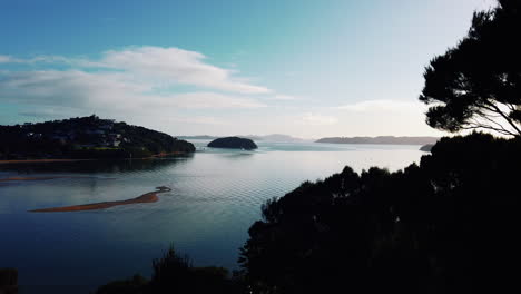 Silhouette-Der-Bay-Of-Islands-Bei-Ruhigem,-Hellem-Sonnenuntergang-In-Neuseeland
