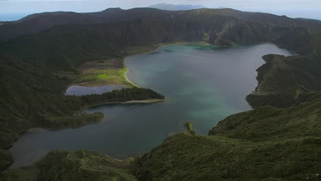 Panoramic-drone-view-over-Lagoa-do-Fogo-on-Sao-Miguel,-Azores