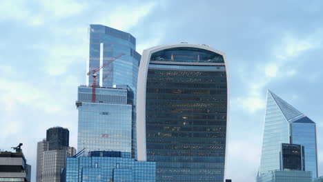 Londoner-Wolkenkratzer-Gegen-Bewölkten-Himmel