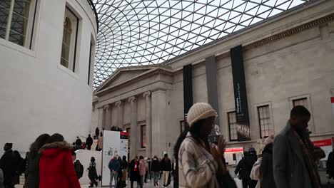 Many-people-walk-within-the-British-Museum,-London,-United-Kingdom