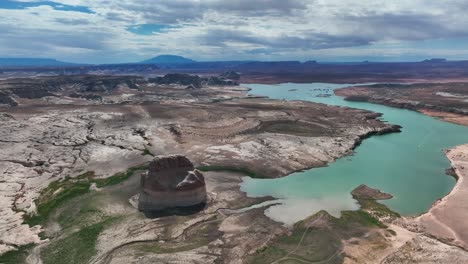 Luftaufnahme-Des-Einsamen-Felsens-Auf-Dem-Trockenheitssee-Powell-In-Utah,-Usa