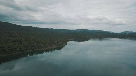 Vista-Aérea-De-Drones-De-Las-Selvas-Y-El-Hermoso-Lago-Claro-Petén-Itzá,-El-Remate,-Guatemala