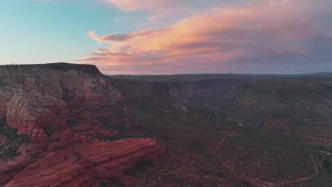 Rote-Felsschluchten-An-Einem-Dramatischen-Sonnenunterganghimmel-In-Sedona,-Arizona,-USA