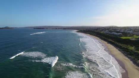 Blauer-Himmel-über-Den-Meereswellen-Am-Boomer-Beach-Und-Der-Küstenstadt-In-Port-Elliot,-Südaustralien