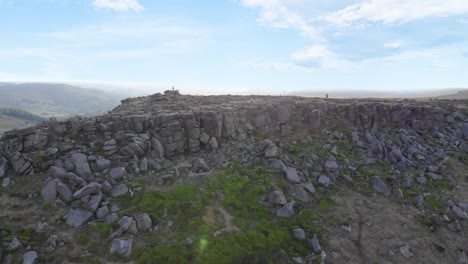 Stanage-edge,-famous-rock-climbing-spot,-Yorkshire,-aerial-reveal