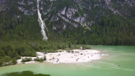 White-beach-at-a-green-lake-in-the-middle-of-the-mountains,-Durrensee,-Lago-di-Lando,-Italia