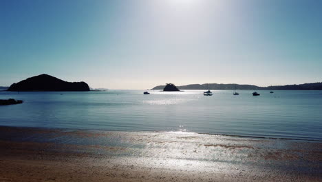 Malerischer-Blick-Auf-Die-Natur---Schwimmende-Boote-Am-Ruhigen-Strand-In-Der-Bucht-Der-Inseln-Unter-Sonnenlicht-In-Neuseeland