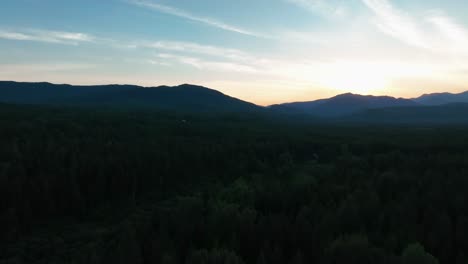 Flug-über-Dichte-Wälder-Bei-Sonnenuntergang-In-Missoula-County,-Montana---Drohnenaufnahme