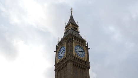 Low-Angle-Shot-of-Big-Ben-Clock-Tower-Against-Cloudy-Sky