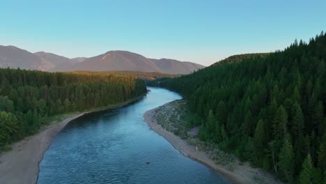 Nadelwald-Mit-Ruhigem-Fluss-Des-Flathead-River-Während-Des-Sonnenuntergangs-In-Montana,-Usa