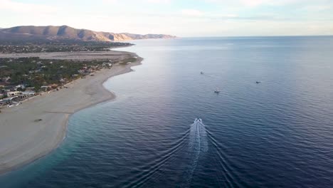 Baja,-México---Barco-En-La-Hermosa-Costa-De-La-Playa,-Impresionante-Vista-Aérea-De-Drones