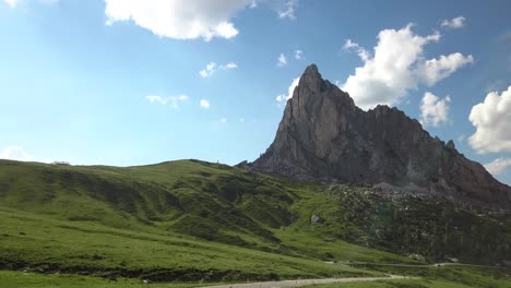 Schöne-Ländliche-Landschaft,-Grüne-Felder-Und-Hohe-Berggipfel-Am-Passo-Di-Giau,-Dolomiten,-Italien
