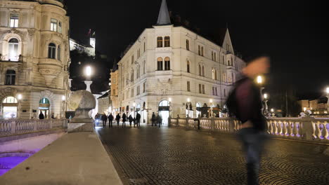Zeitraffer-Des-Stadtzentrums-Von-Ljubljana-Bei-Nacht,-Dreifachbrücke-Und-Blick-Auf-Die-Burg,-Slowenien