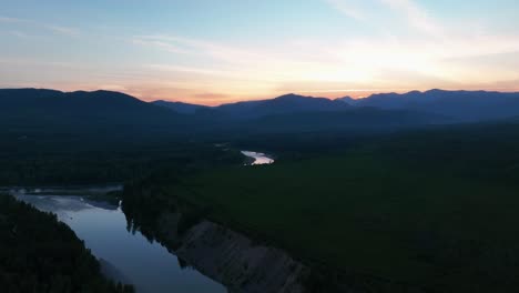 Atemberaubender-Sonnenaufgang-über-Dem-North-Fork-Flathead-River-In-Montana,-USA