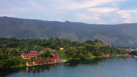 Aerial-view-of-lakeside-houses-on-Samosir-Island-in-Lake-Toba-in-North-Sumatra,-Indonesia
