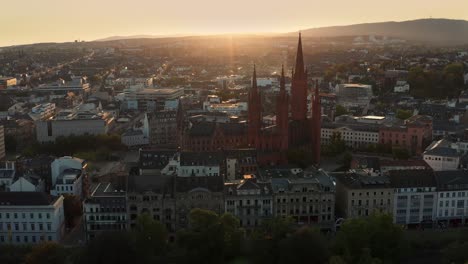 Sonnenuntergangsflug-In-Wiesbaden-Mit-Einer-Drohne-Zeigt-Altstadt-Und-Marktkirche-Im-Besten-Licht