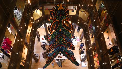 El-Impresionante-árbol-De-Navidad-Dentro-De-Los-Grandes-Almacenes-Liberty,-Londres,-Reino-Unido