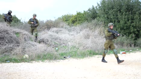 Israelische-Infanterietruppe,-Voll-Ausgestattet-Mit-Gewehren,-Die-Sich-Nacheinander-In-Ländlichen-Gebieten-Bewegen