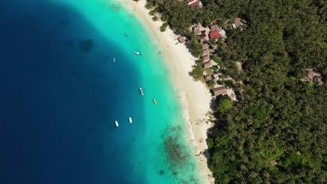 Luftaufnahme-Der-Tropischen-Insel-Mit-Strandbungalows-Und-Erstaunlichem-Türkisfarbenem-Wasser-In-Indonesien---Kamera-Dreht-Sich-Langsam