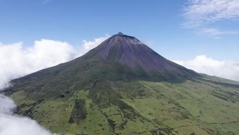 Drohnenflug-über-Wolken-Schoss-Den-Ikonischen-Berg-Pico