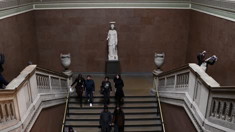 Stairs-up-and-down-of-people-within-the-British-Museum,-London,-United-Kingdom