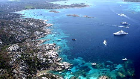 Schöner-Filmischer-Luftdrohnenblick-über-Die-Insel-Caprera,-Sardinien,-Italien