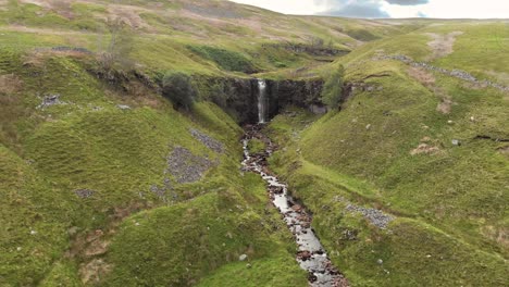 Force-Gill-Wasserfall-Zwischen-Holprigen-Grünen-Moorlandschaften-In-Der-Nähe-Des-Ribblehead-Viadukts,-Yorkshire,-Antenne