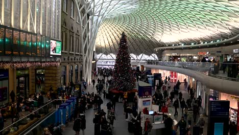 Vista-Cercana-Del-árbol-De-Navidad-Dentro-De-La-Estación-De-Kings-Cross,-Londres,-Reino-Unido