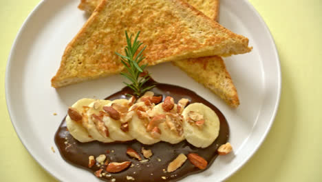 Tostadas-Francesas-Con-Plátano,-Chocolate-Y-Almendras-Para-El-Desayuno