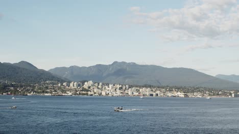 Hidroavión-Aterrizando-En-La-Bahía-Para-Ver-El-Norte-De-Vancouver