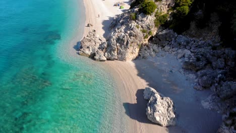 Playas-De-Arena-Y-Acantilados-Bañados-Por-Agua-De-Mar-Esmeralda-Cristalina-En-La-Hermosa-Costa-Mediterránea