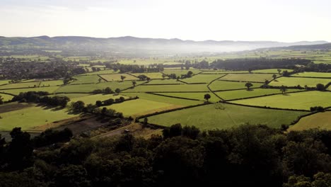Hermoso-Británico-Brumoso-Tierras-De-Cultivo-Mosaico-Campo-Rural-Paisaje-Aéreo-Derecho-Vista-Panorámica