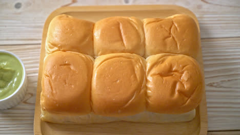 Bread-with-Thai-Pandan-Custard--on-plate