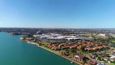 Atemberaubende-Landschaft-Mit-Vorortarchitekturen-Am-Wasser-Und-Midcourse-Reserve-Spielplatz-In-Der-Nähe-Des-Einkaufskomplexes-Von-Westfield-West-Lakes-Im-Sommer-In-Adelaide,-Südaustralien