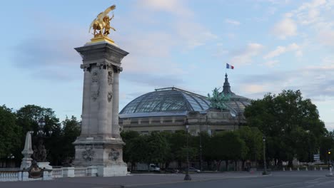 Estatua-Del-Puente-Alexander-Iii-Y-Grand-Palais-Detrás-En-París-Durante-La-Madrugada-Sin-Nadie,-Vista-Amplia