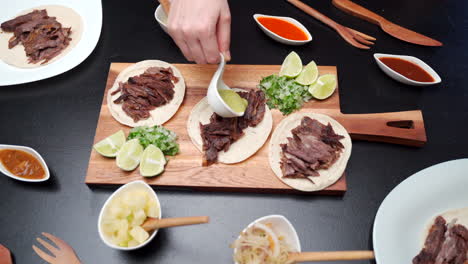 Salsa-Zu-Einer-Mexikanischen-Taco-Top-Lendenstück-Rindfleisch-mexikanischen-Party-Draufsicht