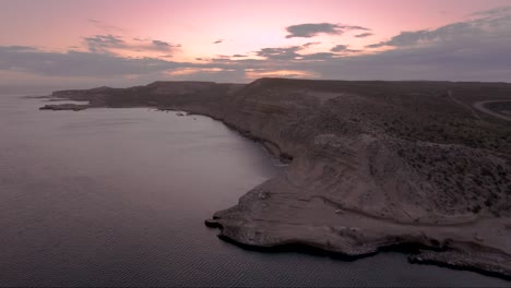Wunderschöne-Sonnenuntergangslandschaft-An-Der-Patagonischen-Küste---Luftaufnahme