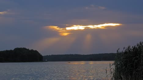 Atemberaubender-Sonnenuntergang-Mit-Sonnenstrahlen-über-Dem-See-In-Der-Nähe-Des-Wdzydze-landschaftsparks-In-Nordpolen