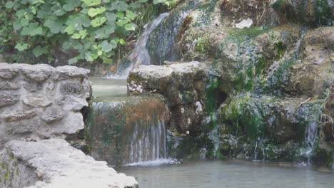Heißwasserquelle-Fließt-Und-Fällt-In-Ein-Becken