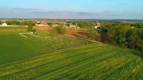 Luftaufnahme-Von-Ackerland-Und-Einem-Amischen-Friedhof-An-Einem-Schönen-Sonnigen-Tag
