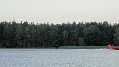 Lancha-Naranja-Navegando-Por-El-Hermoso-Lago-En-El-Parque-Paisajístico-Wdzydze-En-Polonia---Tiro-Ancho
