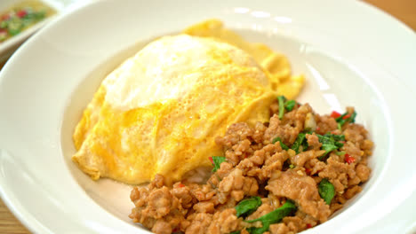 Gebratenes-Schweinefleisch-Und-Basilikum-Mit-Cremigem-Omelett-Auf-Reis---Asiatische-Küche
