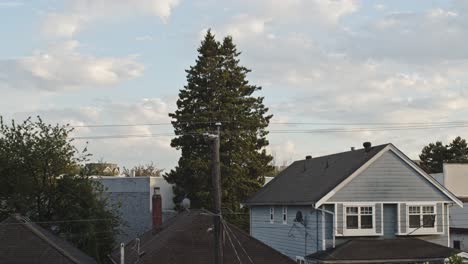Nubes-Avanzando-Sobre-Casas-En-Vancouver,-En-La-Tarde