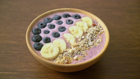 yogurt-or-yoghurt-smoothie-bowl-with-blue-berry,-banana-and-granola---Healthy-food-style