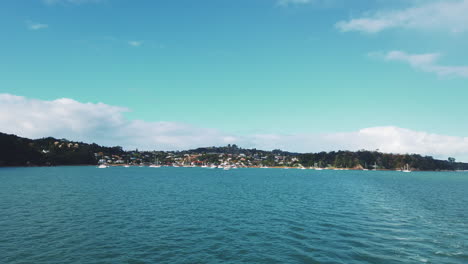 Ruhiger-Blick-Von-Der-Bay-Of-Islands-Mit-Strukturen-Und-Booten,-Die-An-Der-Küste-In-Neuseeland-Festgemacht-Sind