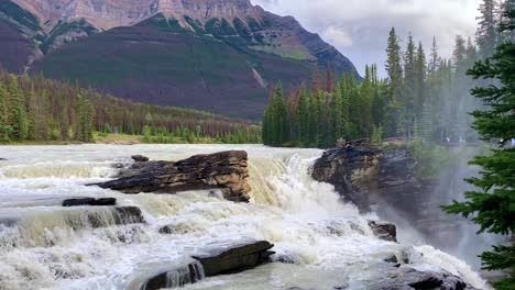Kanadische-Flussfälle---Wasser,-Das-Felsen-In-Felsigem-Berggebiet-Hinunterstürzt
