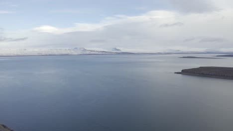 Vista-Aérea-De-Las-Montañas-Cubiertas-De-Nieve-En-Isafjordur-En-Islandia